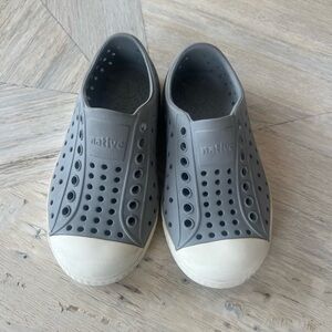 Natives C8, unisex. Gray.